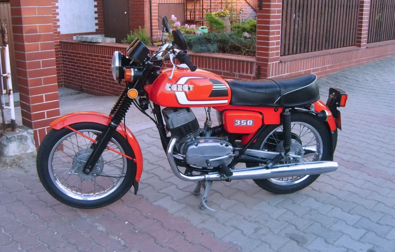 Фото обои мотоцикл, тротуарная плитка, Двор, красный., ЧЗ-350