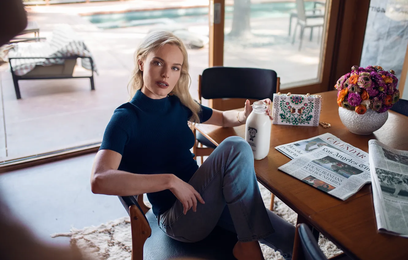 Фото обои стол, комната, актриса, молоко, блондинка, газеты, сидит, Kate Bosworth