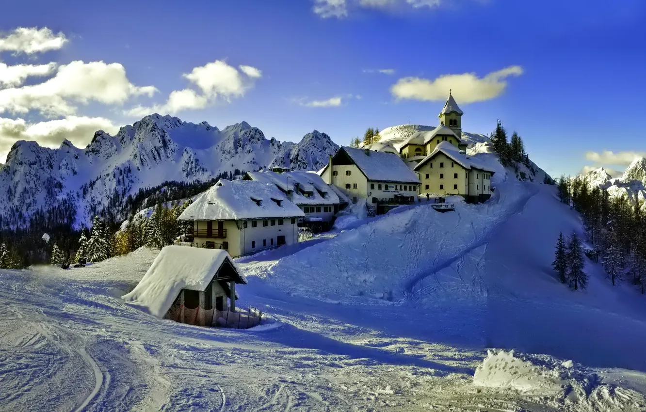 Фото обои зима, небо, облака, снег, деревья, горы, дома, церковь