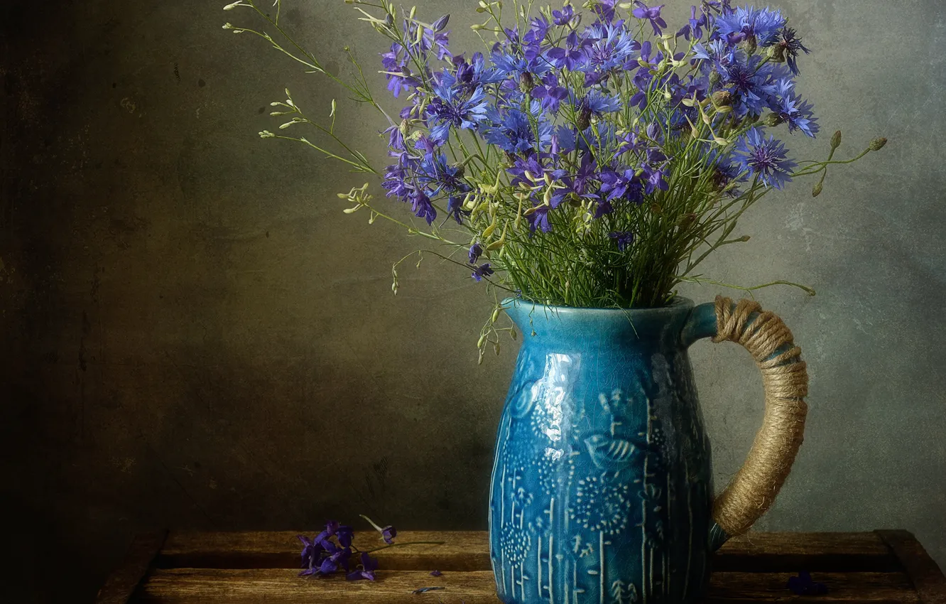 Фото обои цветы, темный фон, доски, букет, лепестки, голубые, ваза, кувшин