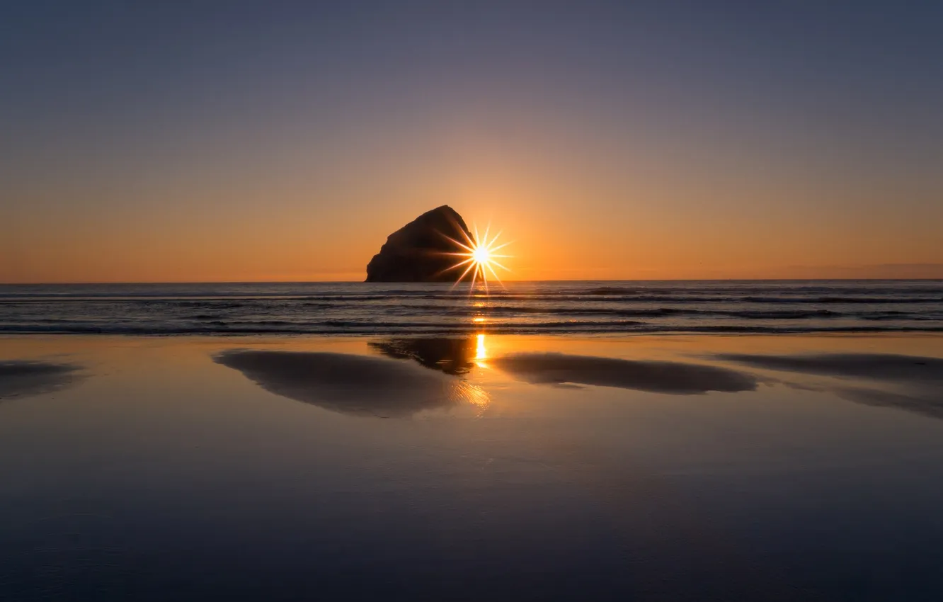 Фото обои море, небо, солнце, закат, скала, берег, отлив, Орегон