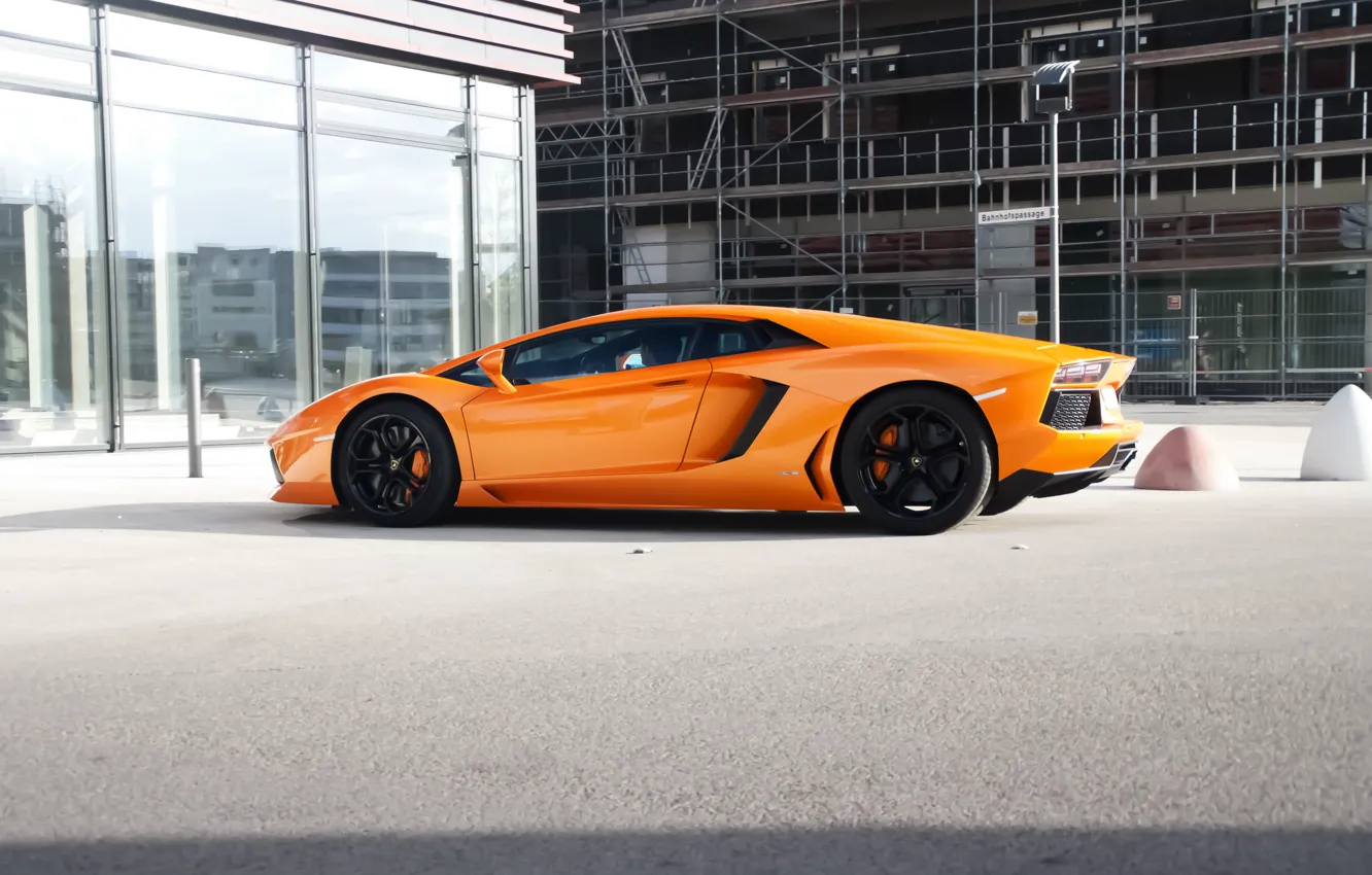 Фото обои оранжевый, отражение, здание, окна, lamborghini, вид сбоку, orange, aventador