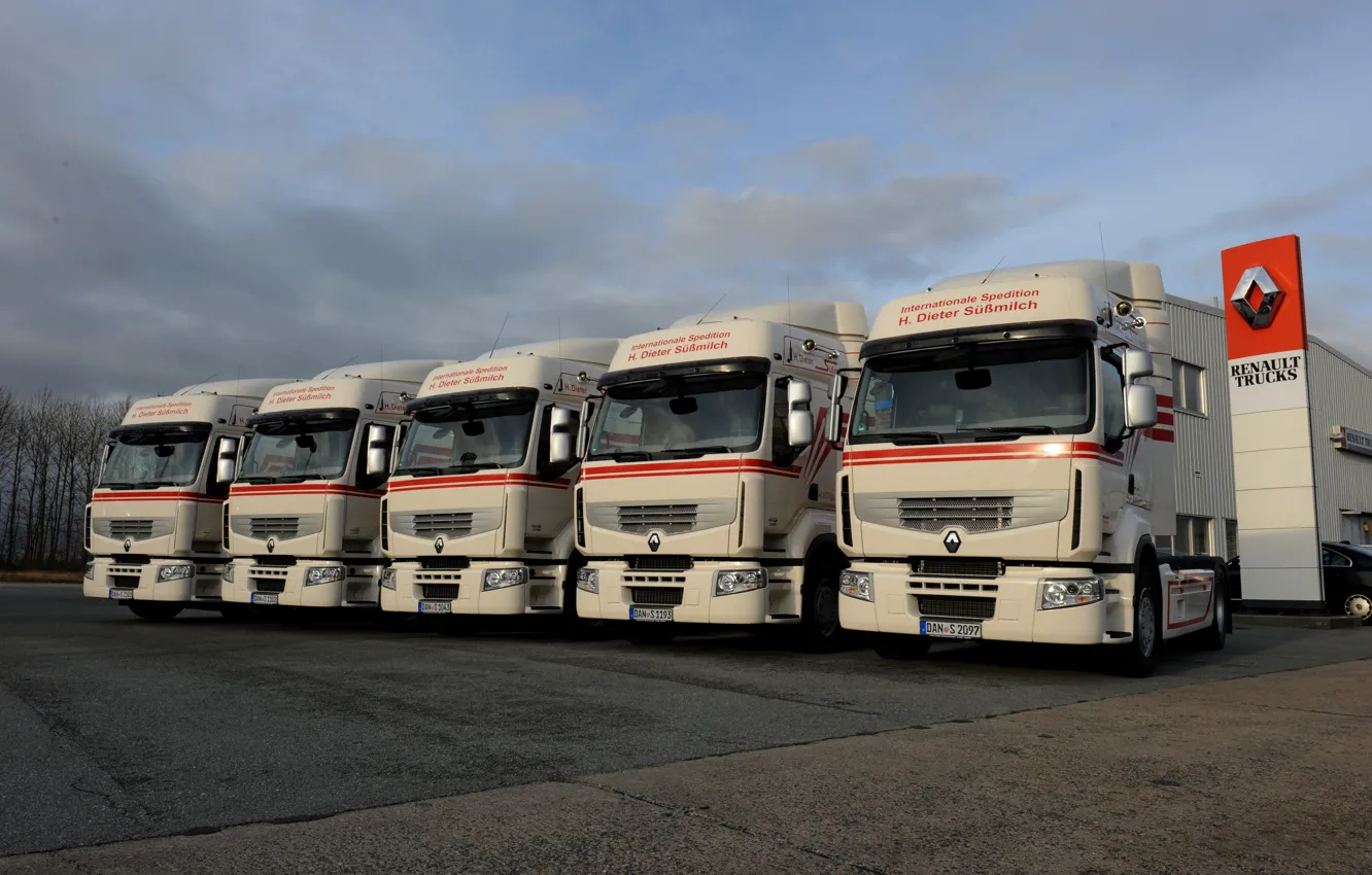 Фото обои грузовики, стоянка, Renault, Premium, тягачи, Renault Trucks
