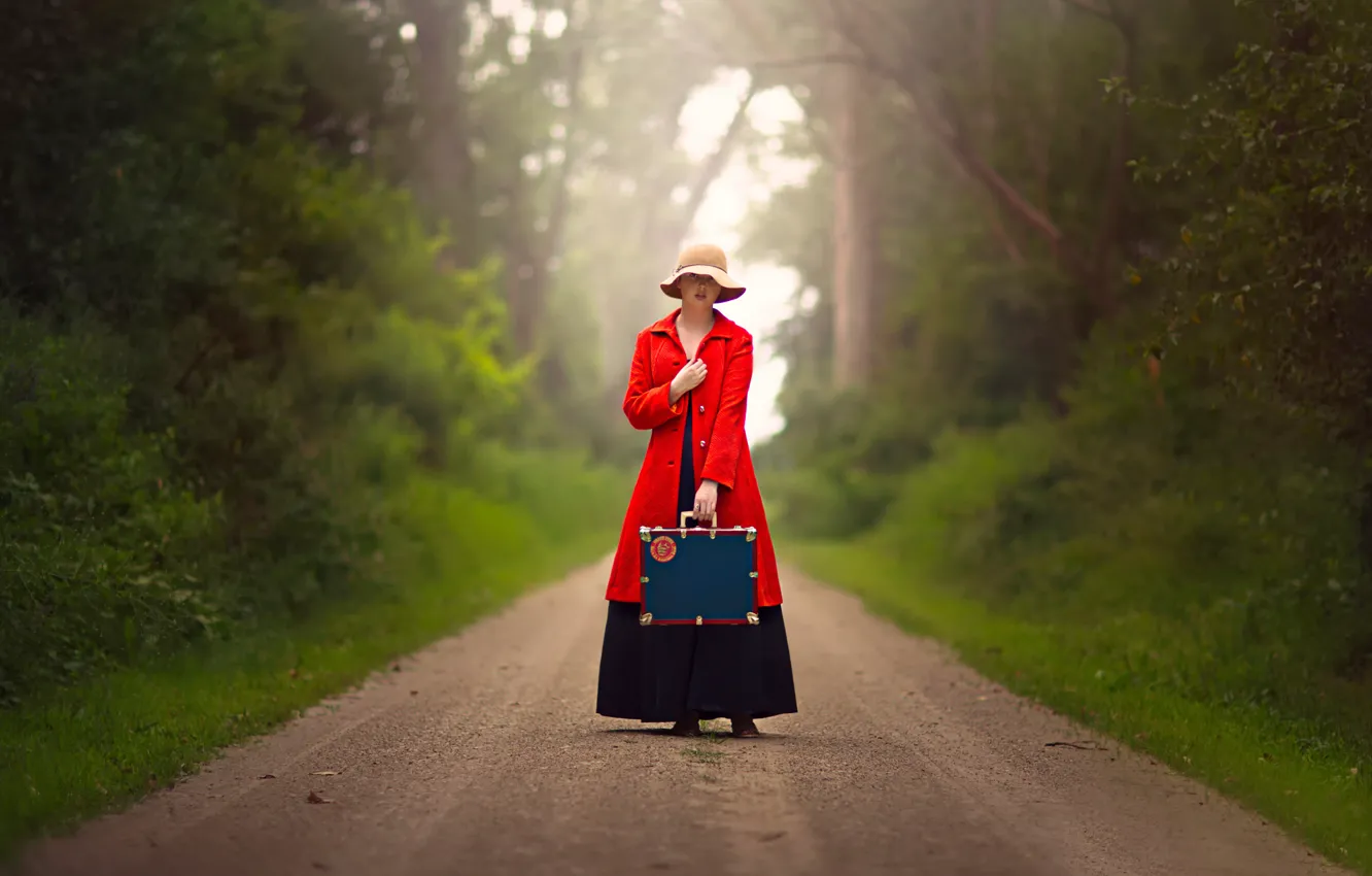 Фото обои дорога, девушка, чемодан, шляпка, в красном