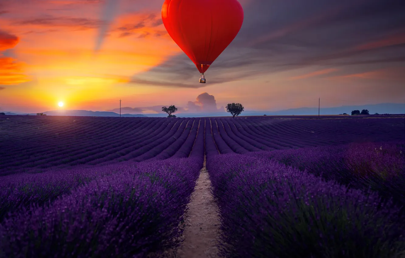 Фото обои поле, пейзаж, закат, природа, воздушный шар, сердце, Франция, вечер