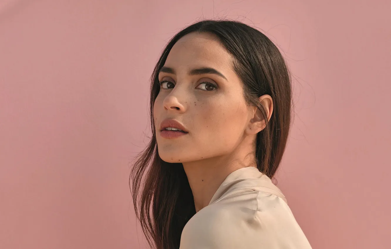 Фото обои взгляд, поза, макияж, актриса, брюнетка, боком, hair, Adria Arjona