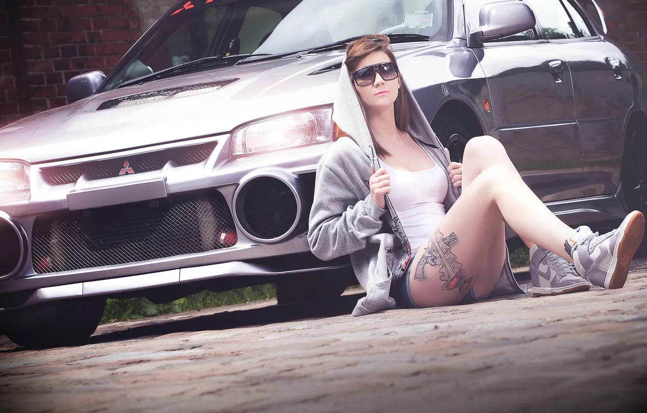 Фото обои sexy, model, tattoo, vehicle, sunglasses