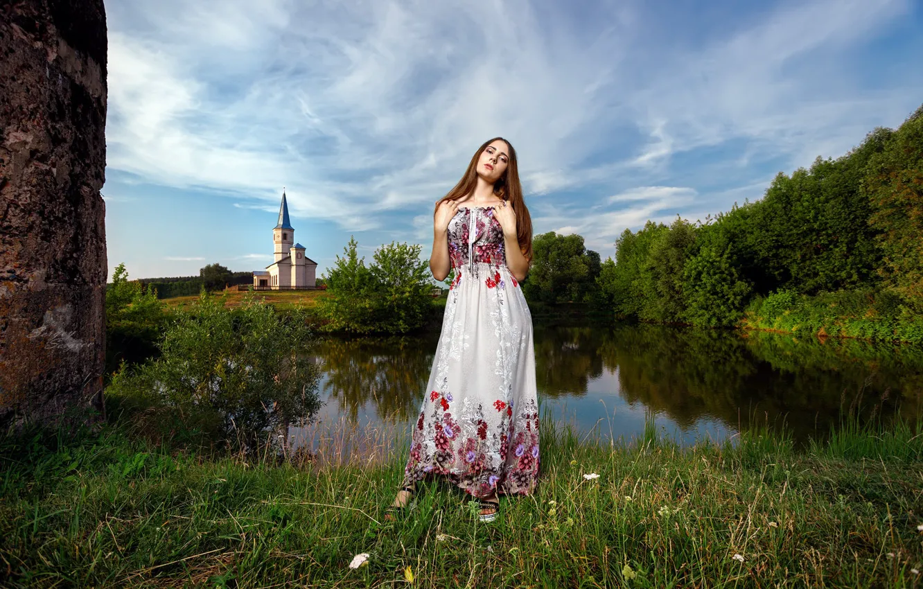 Фото обои девушка, озеро, пруд, берег, платье, церковь, русская, вышивка