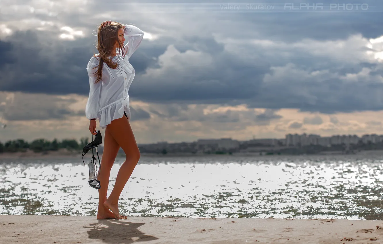 Фото обои ТУФЛИ, ТЕЛО, НЕБО, ПЕСОК, ОБЛАКА, ГОРОД, НОГИ, ФИГУРА