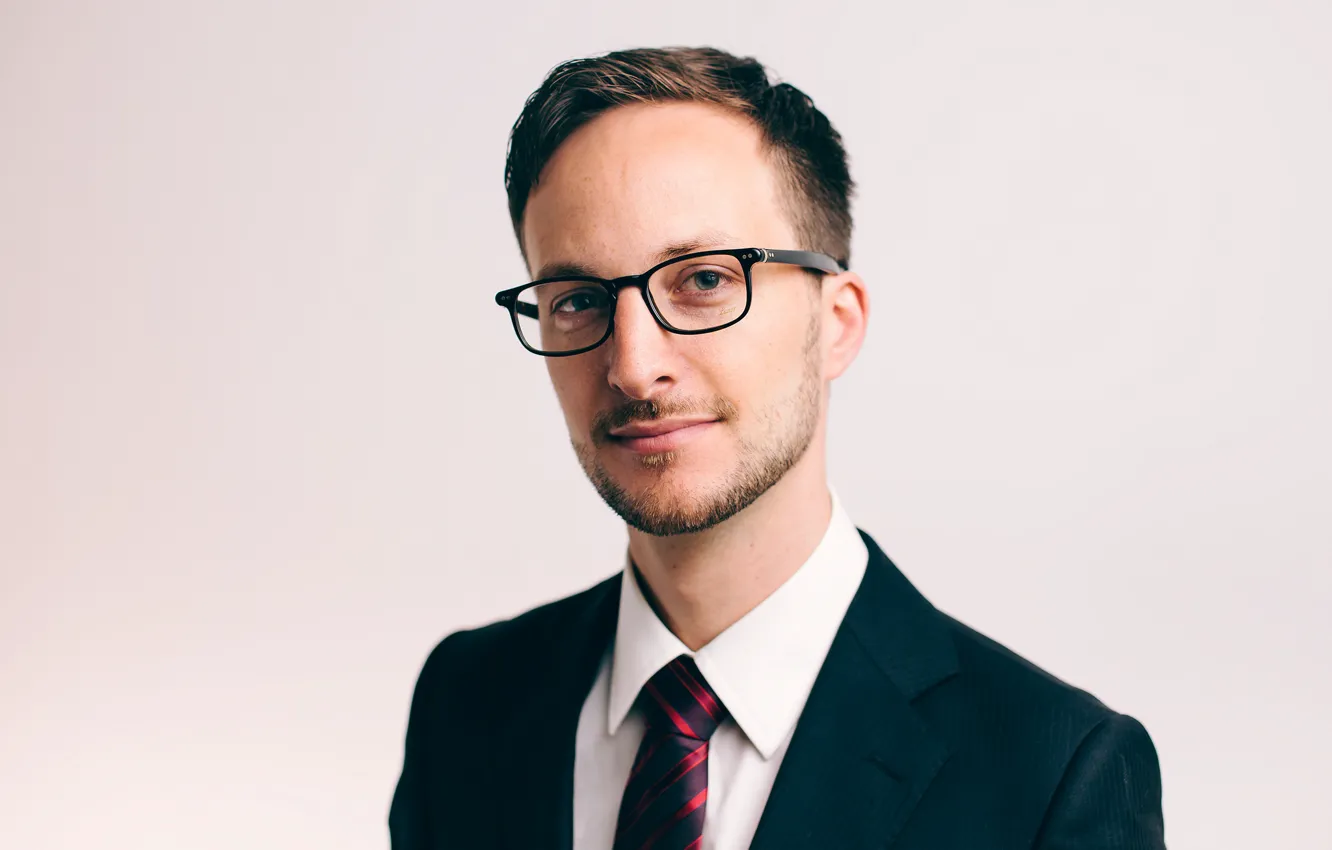 Фото обои man, glasses, suit, beard, direct gaze