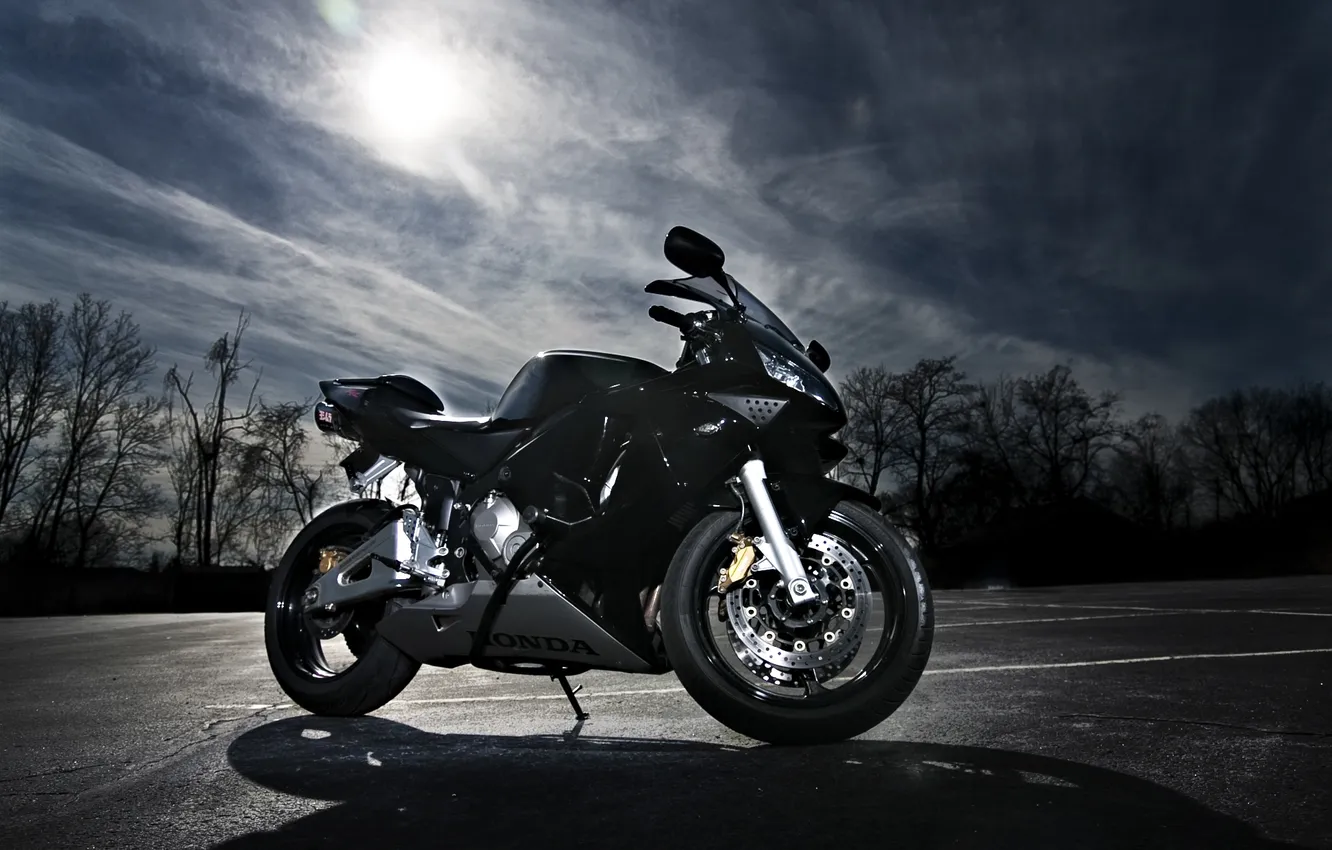 Фото обои небо, солнце, облака, чёрный, мотоцикл, суперспорт, honda, black
