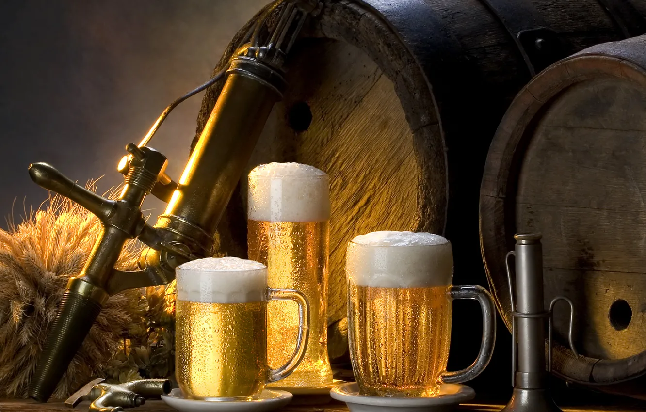 Фото обои пена, пиво, стаканы, напиток, полумрак, бочонки, холодное пиво