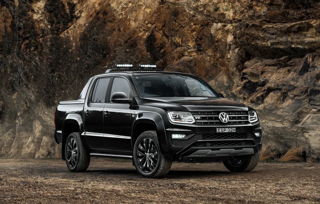 Фото обои скала, чёрный, Volkswagen, пикап, Amarok, 2020, двойная кабина