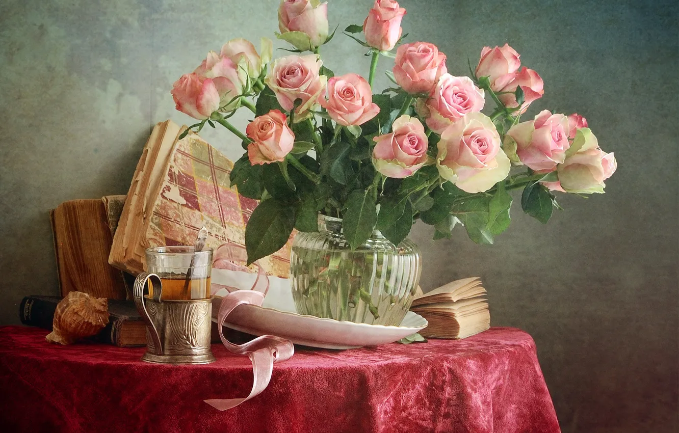 Фото обои стакан, ретро, стол, чай, книги, розы, букет, ракушка