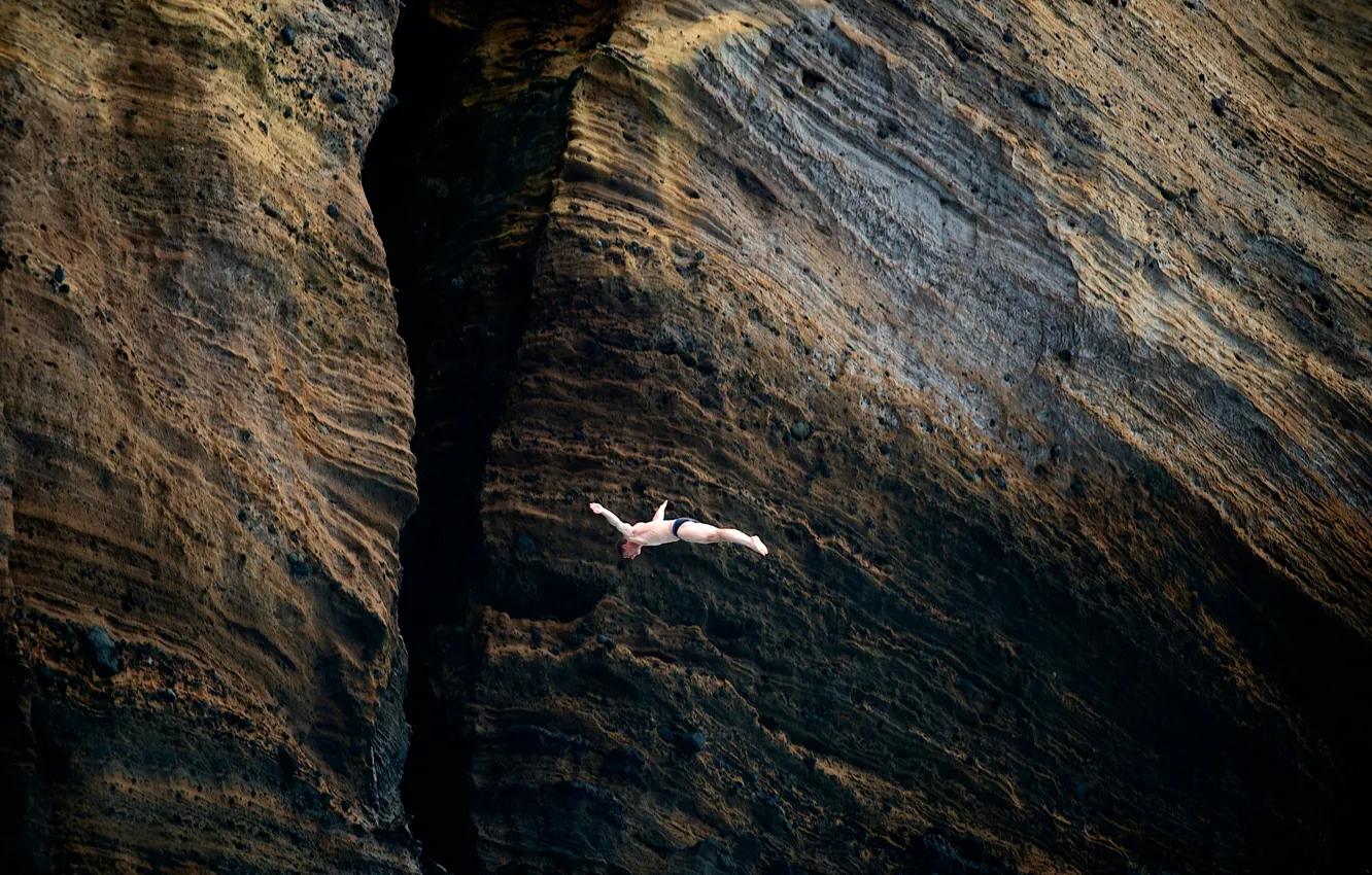 Фото обои скала, прыжок, мужчина, полёт