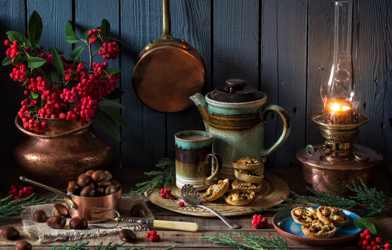 Фото обои стиль, ягоды, лампа, чайник, Рождество, кружка, пирожное, каштаны