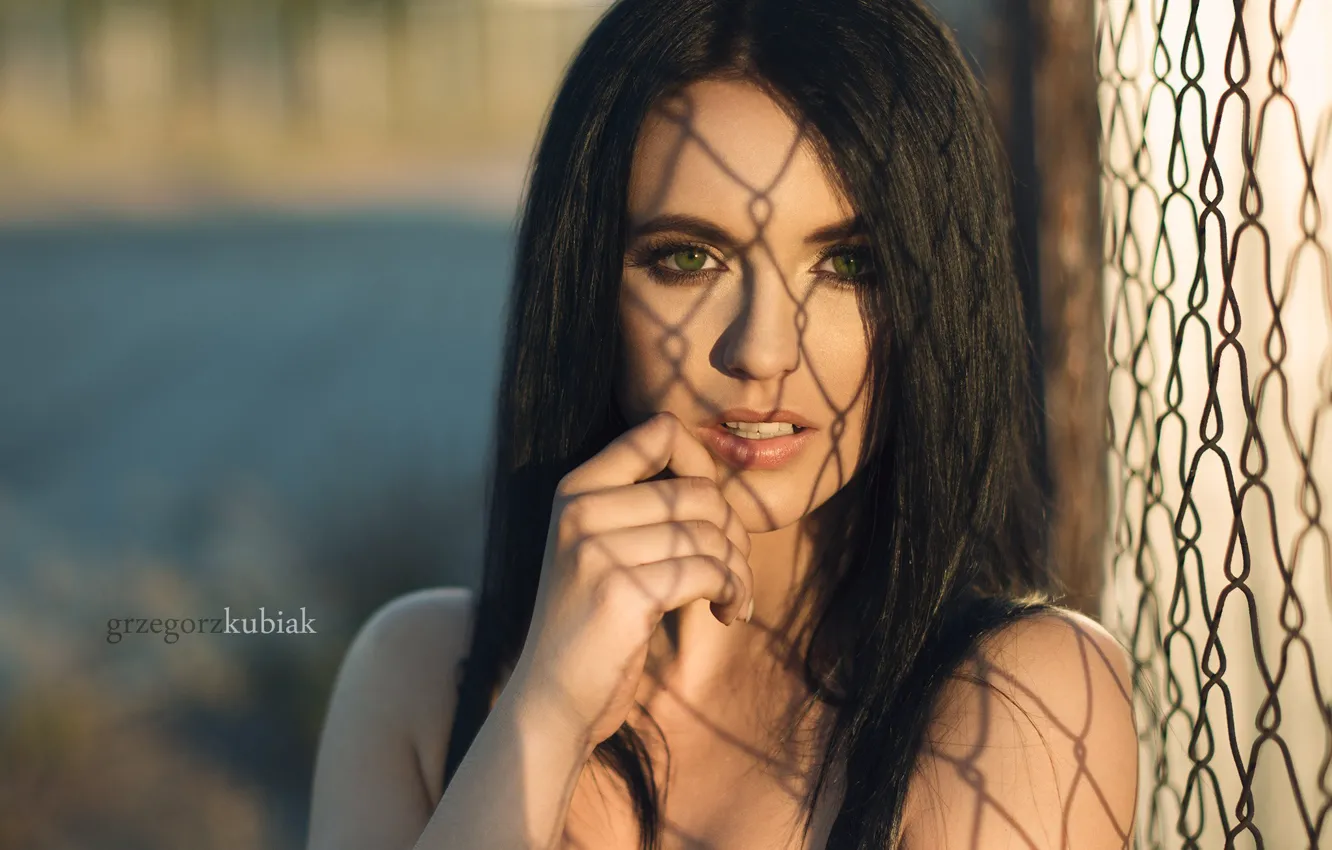 Фото обои взгляд, солнце, лицо, поза, фон, модель, портрет, руки