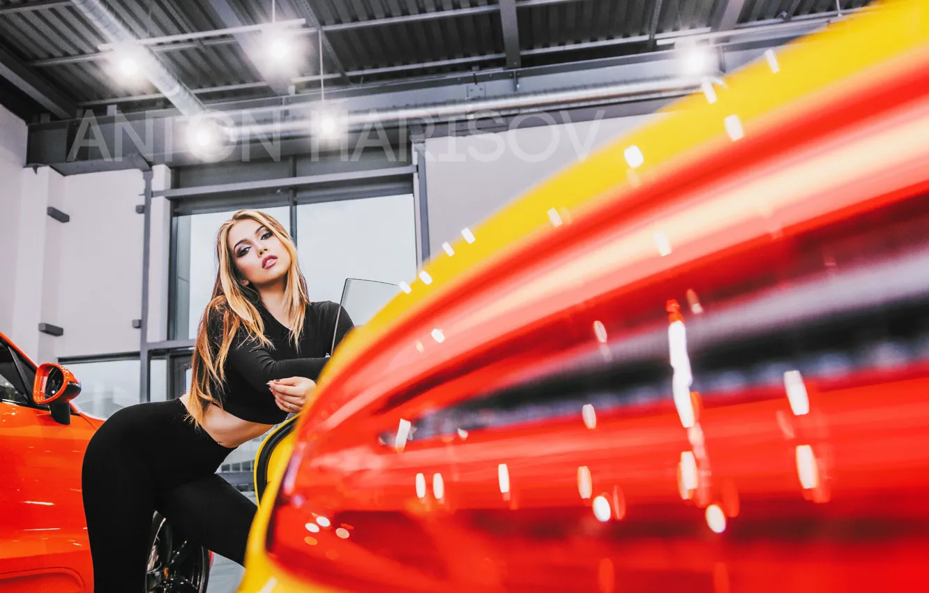 Фото обои взгляд, поза, модель, портрет, макияж, Porsche, фигура, ангар