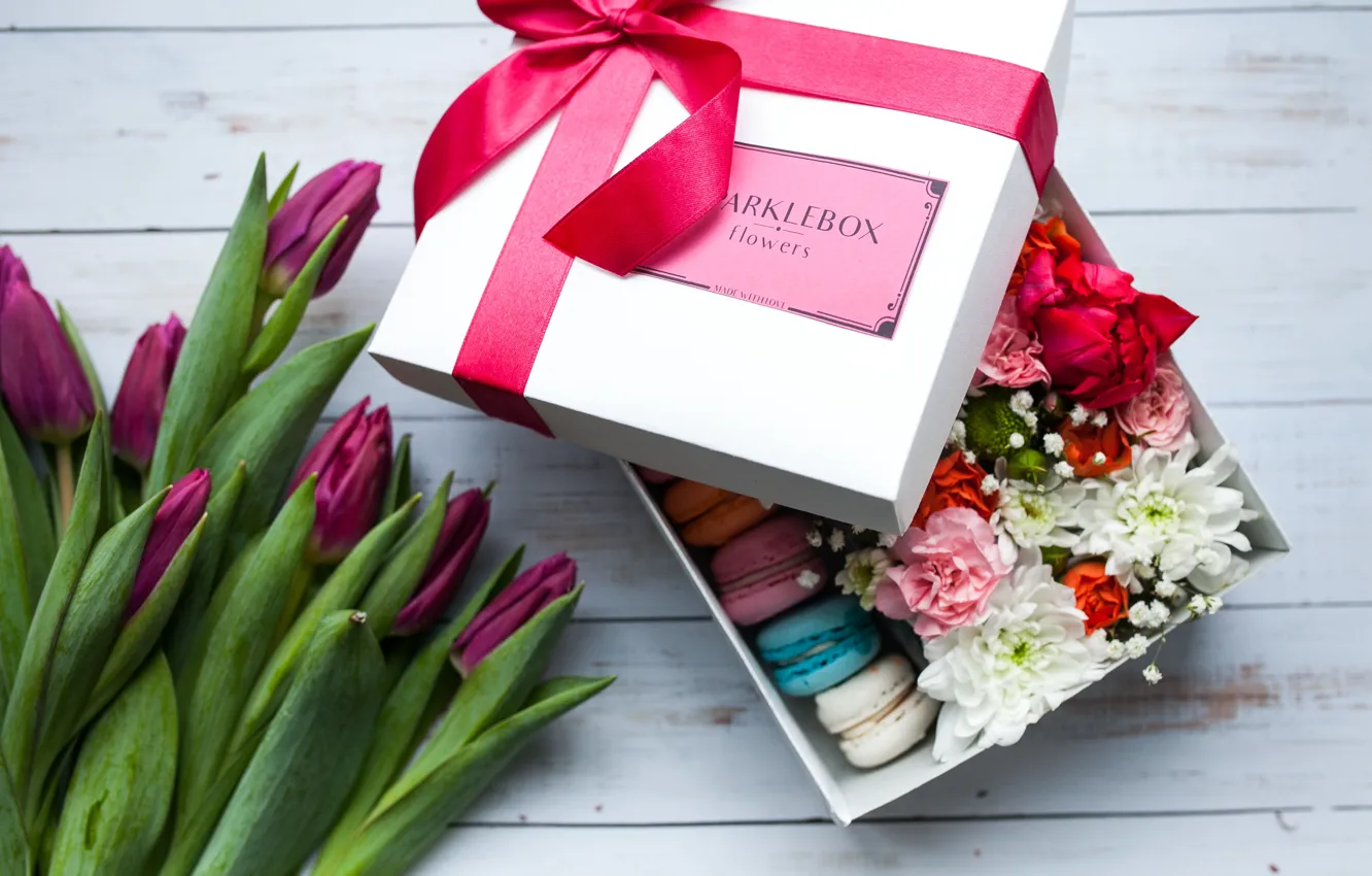 Фото обои коробка, подарок, розы, букет, лента, тюльпаны, красная, macaron