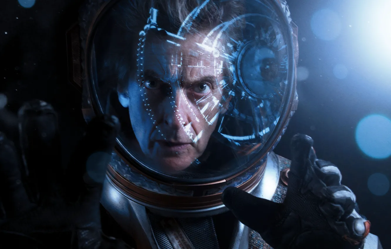 Фото обои лицо, отражение, космонавт, руки, скафандр, шлем, Doctor Who, выражение