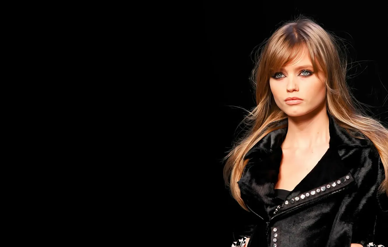 Фото обои взгляд, модель, макияж, актриса, куртка, фон black, hair, Abbey Lee Kershaw