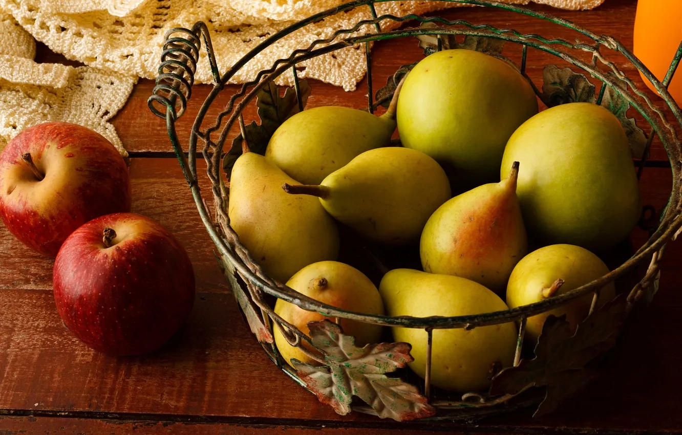 Фото обои стол, корзина, яблоки, фрукты, груши