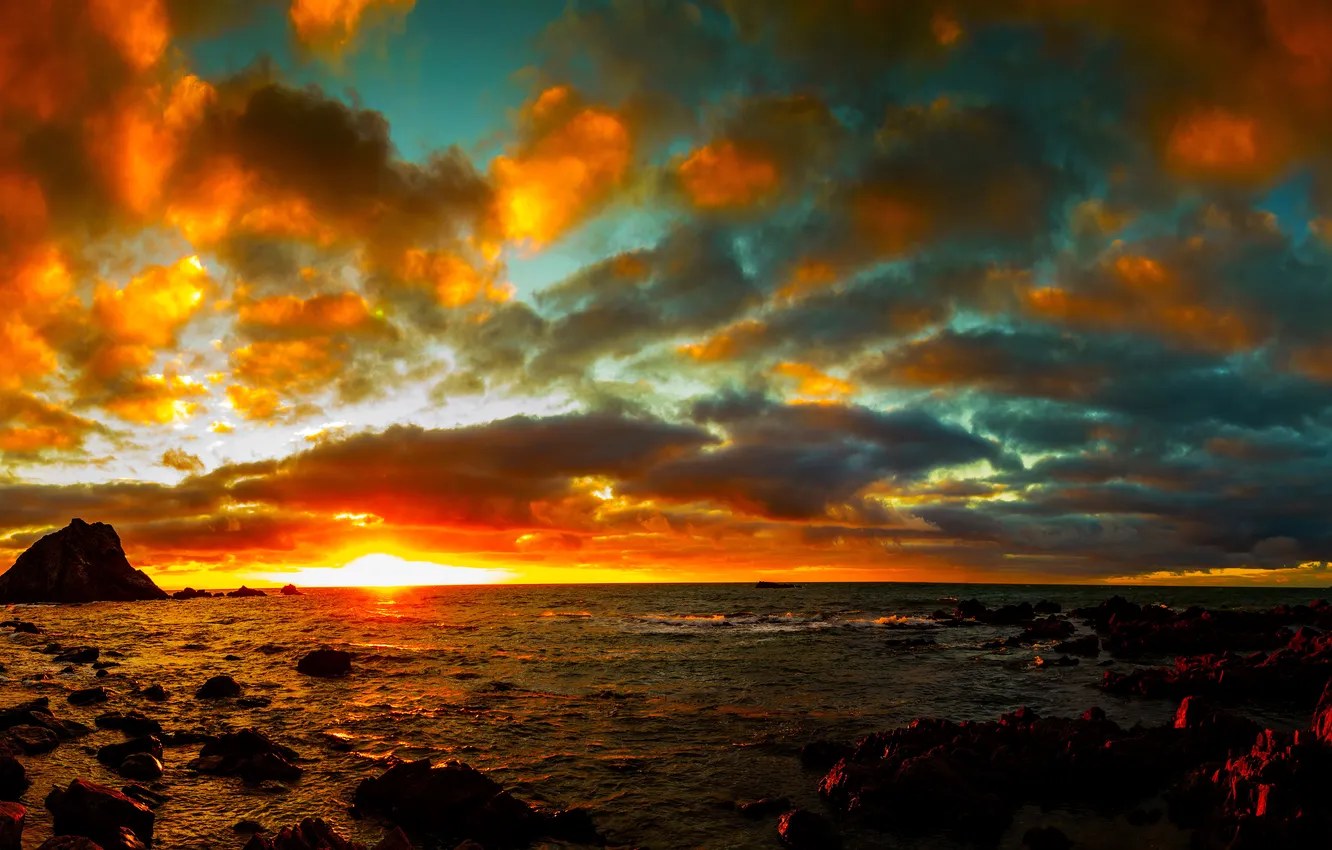 Фото обои море, небо, солнце, облака, закат, камни, побережье, горизонт