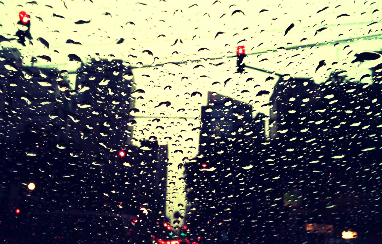 Фото обои вода, капли, свет, машины, город, дождь, улица, оконные
