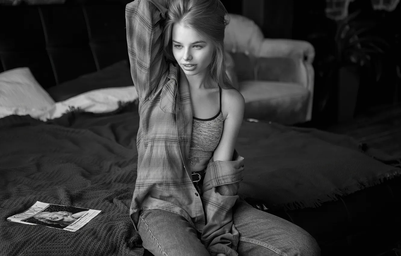 Фото обои monochrome, model, tattoo, women, jeans, blonde, bed, sitting
