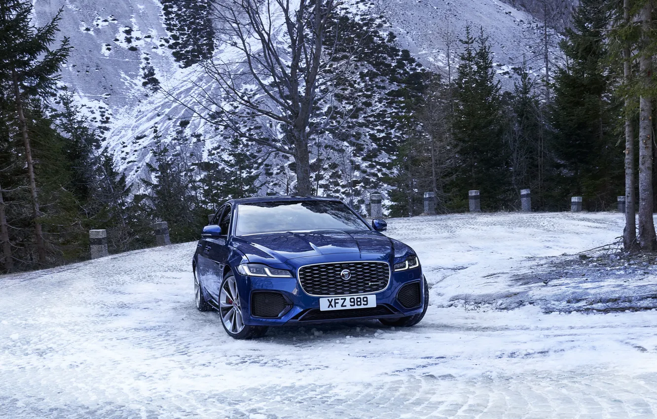 Фото обои снег, Jaguar, седан, Jaguar XF, 2020, XF, на горной дороге