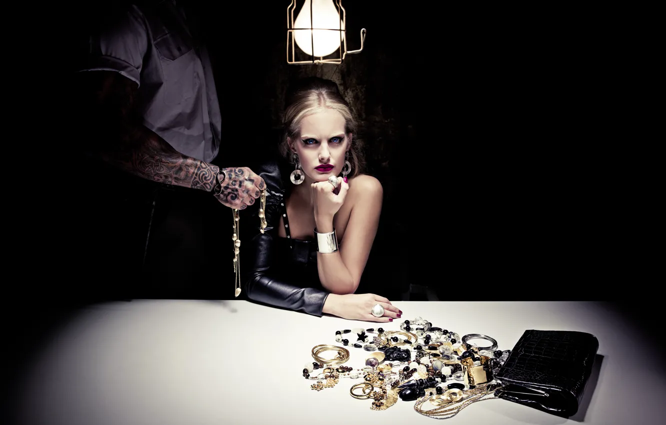Фото обои девушка, украшения, лампа, тату, блондинка, драгоценности, банда, браслеты