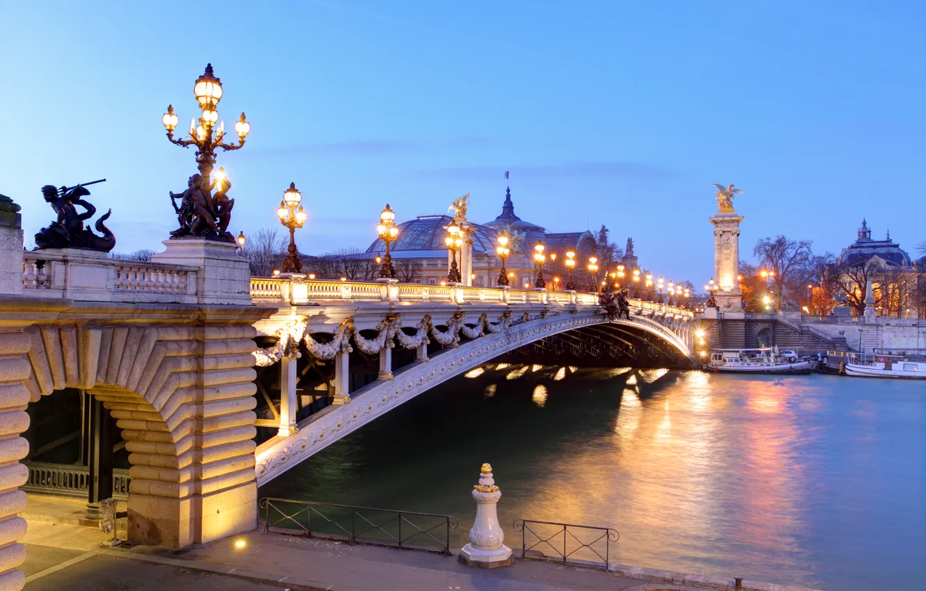 Фото обои мост, река, Франция, Париж, утро, фонари, катера, дворец