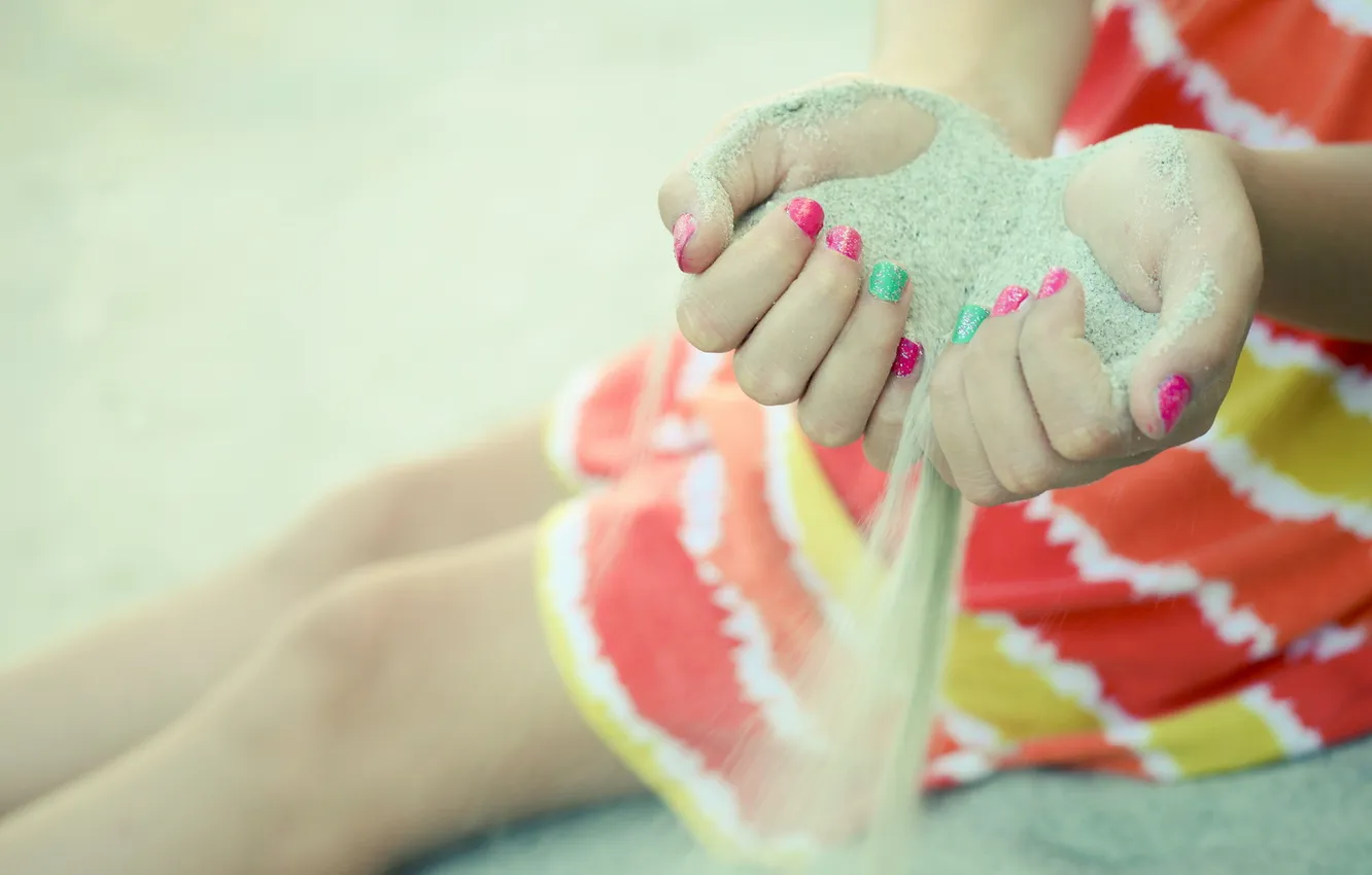 Фото обои песок, время, руки, девочка