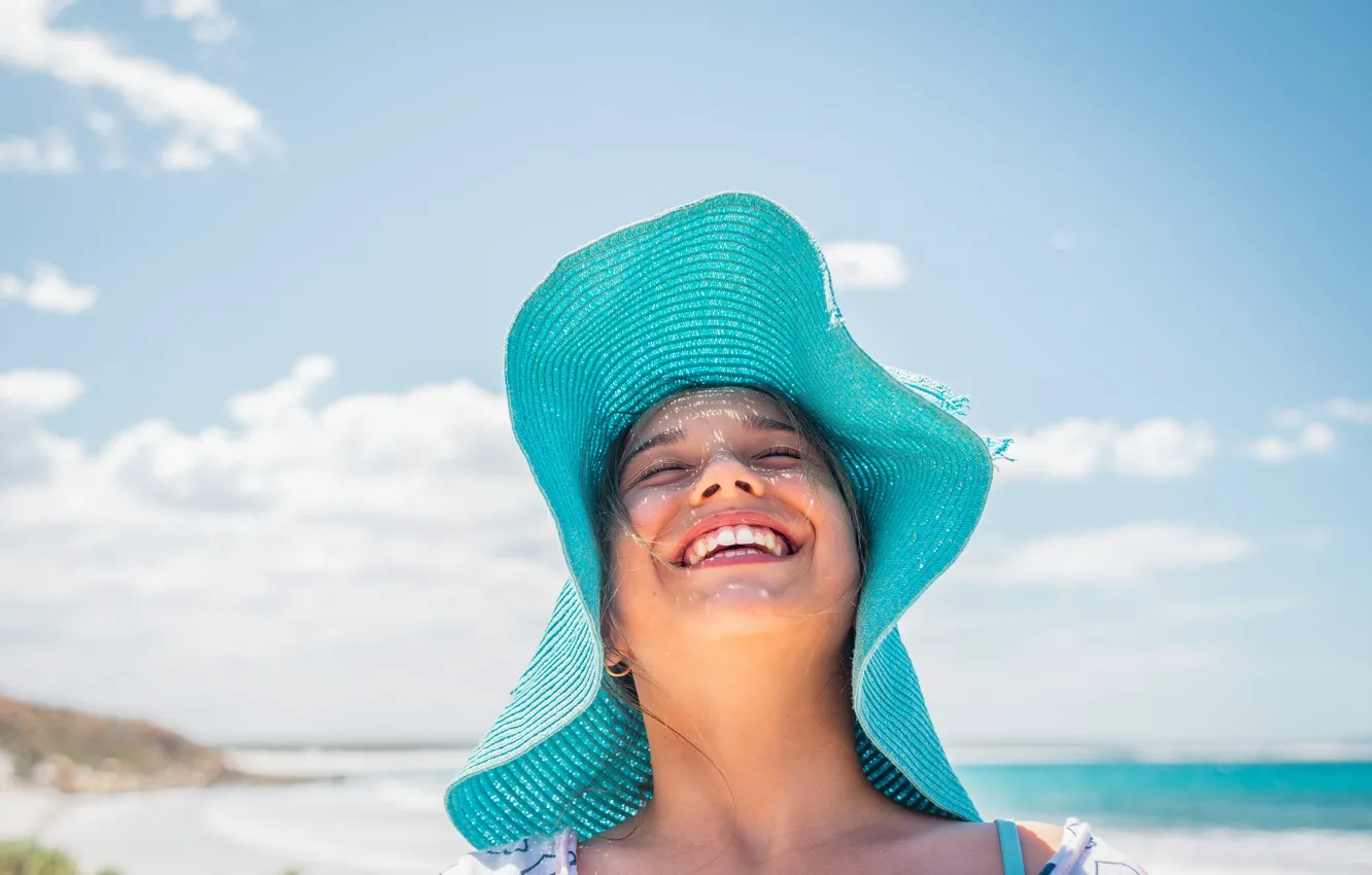 Фото обои girl, summer, beach, hat, smile, joy, sunny