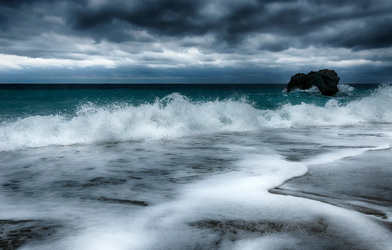 Фото обои море, волны, небо, тучи, шторм, скалы