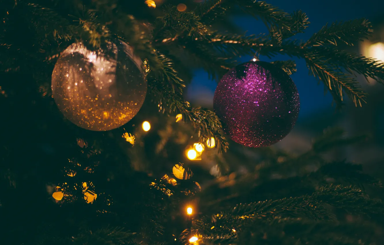 Фото обои зима, шарики, ветки, темный фон, праздник, шары, блеск, огоньки