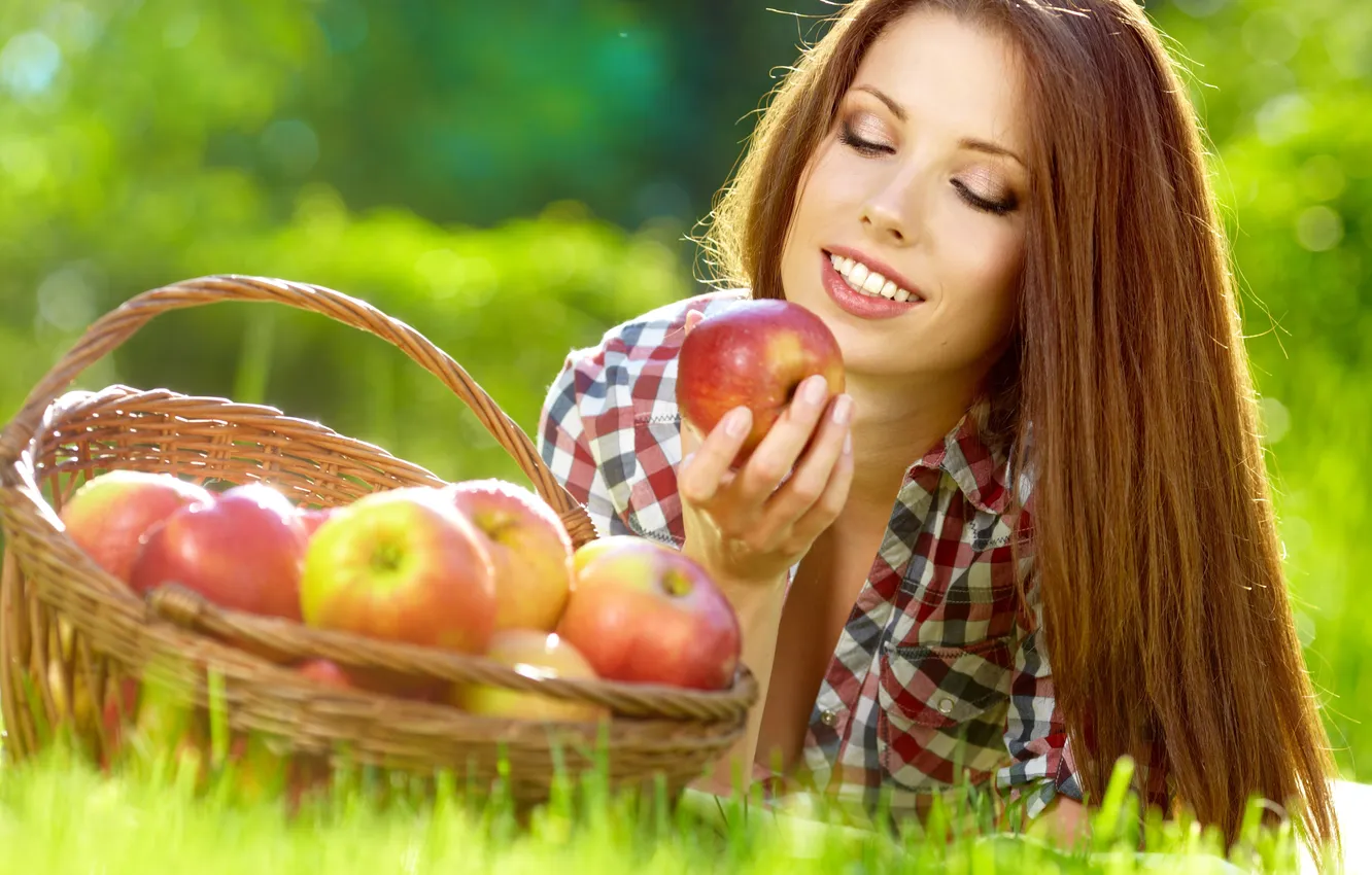 Фото обои лето, трава, девушка, улыбка, корзина, яблоки, шатенка, фрукты