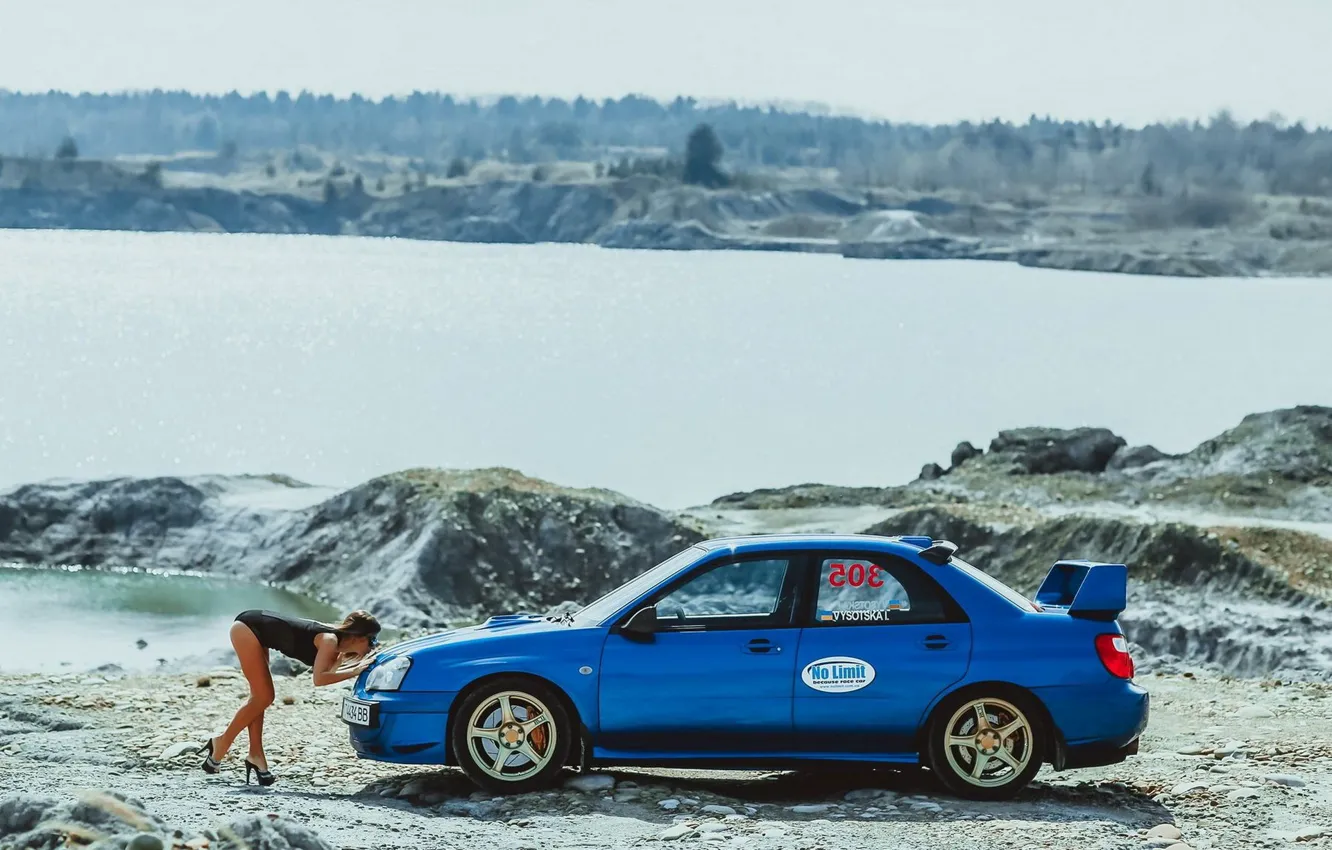Фото обои авто, вода, Subaru, Эротика, красивая девушка, целует машину