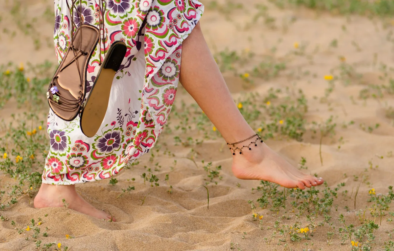 Фото обои песок, лето, девушка, girl, ножки, beach, feet, walking