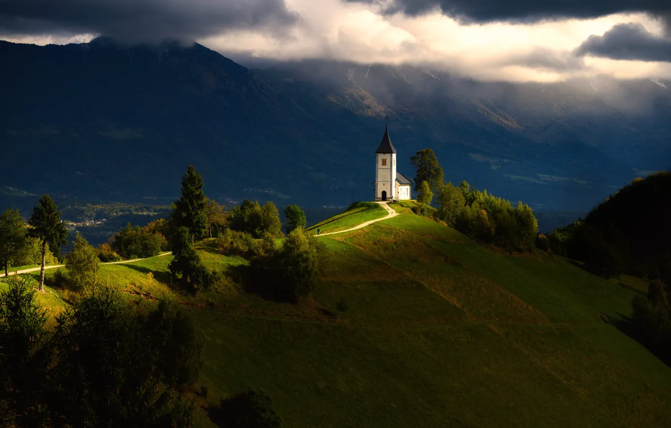 Фото обои дорога, зелень, облака, свет, деревья, горы, холм, церковь