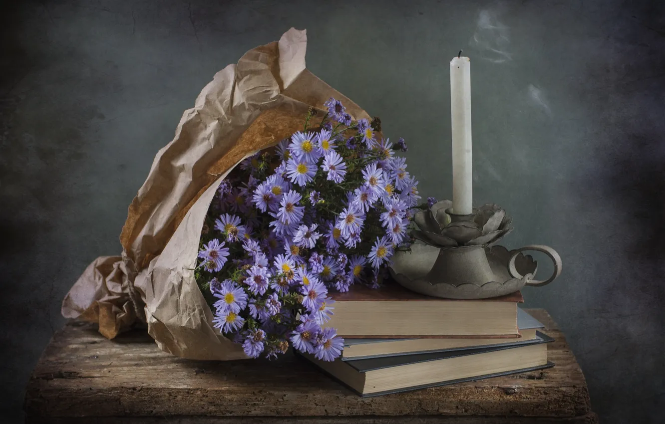 Фото обои свечи, книга, астры