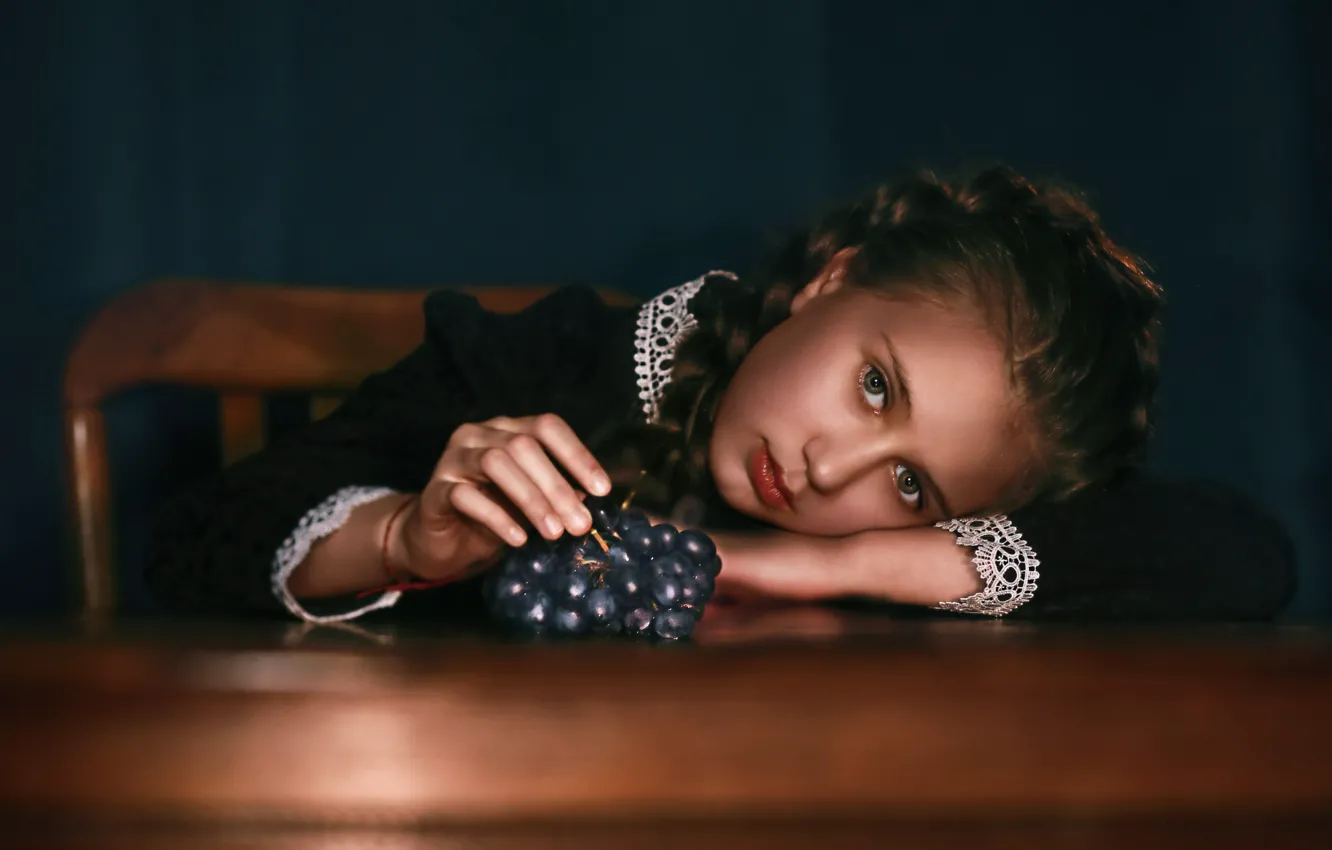 Фото обои взгляд, лицо, портрет, виноград, гроздь, девочка, школьница, Наталия Поникарова