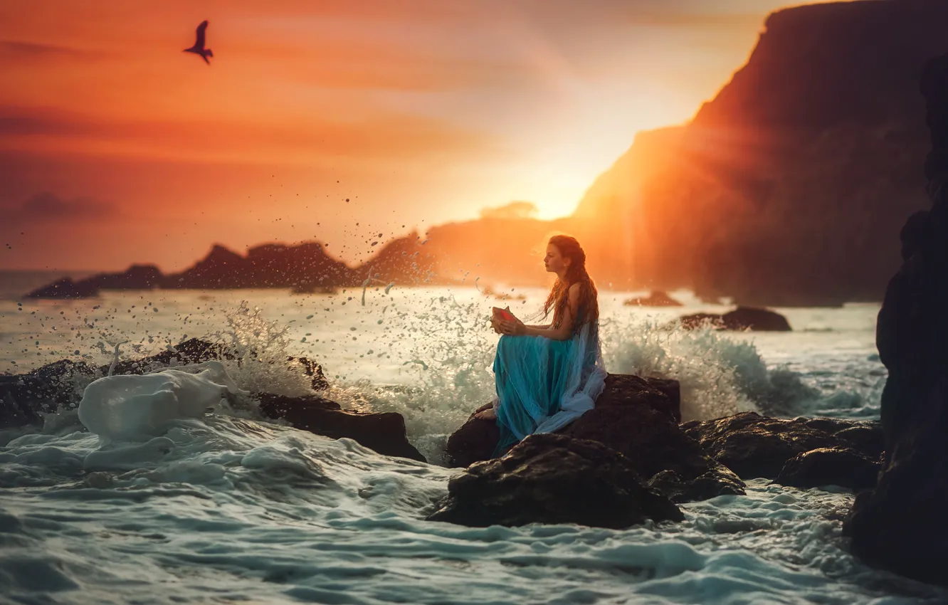 Фото обои море, волны, камень, девочка, Edie Layland