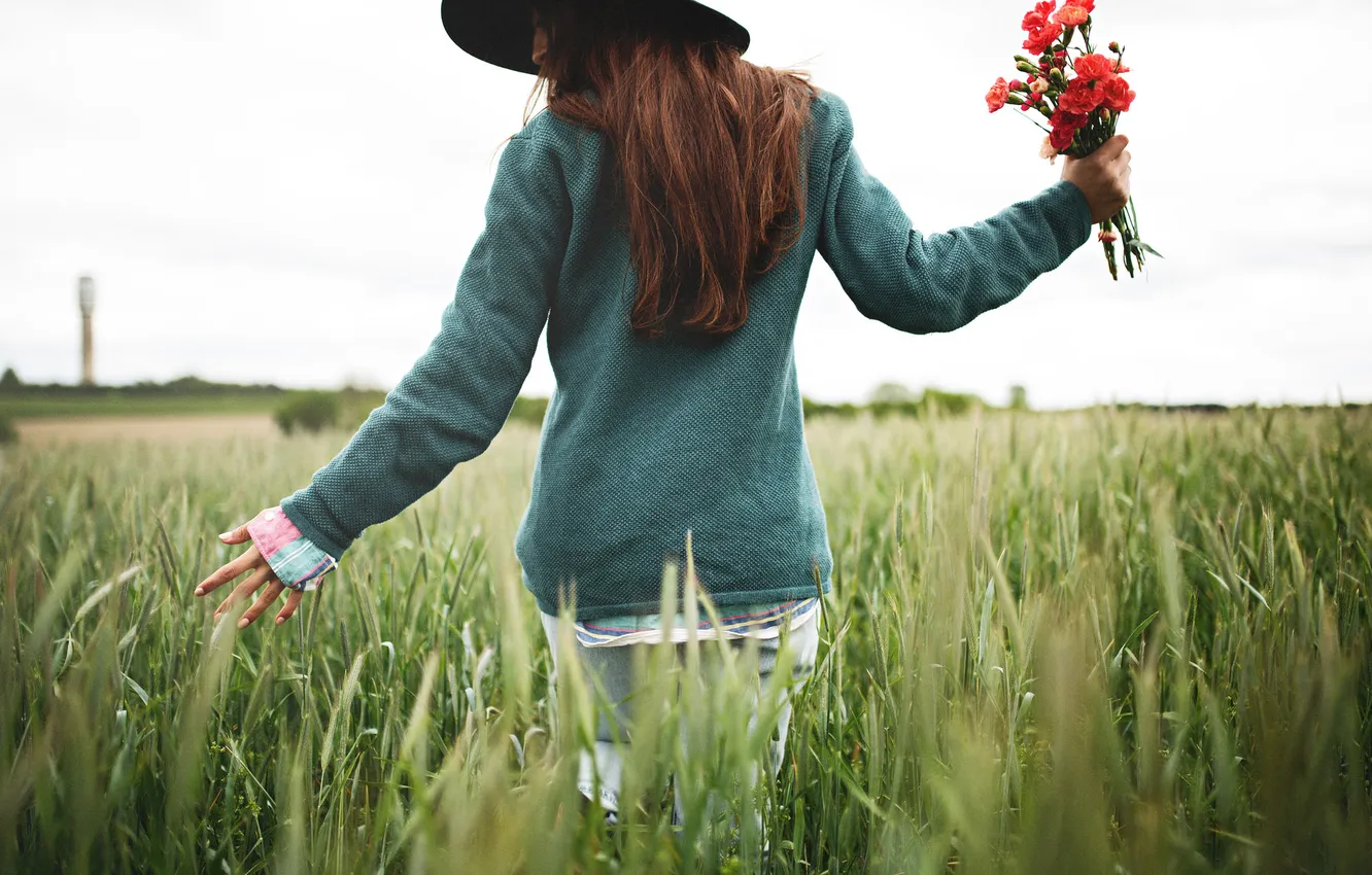 Фото обои поле, девушка, цветы, шляпа, рыжая