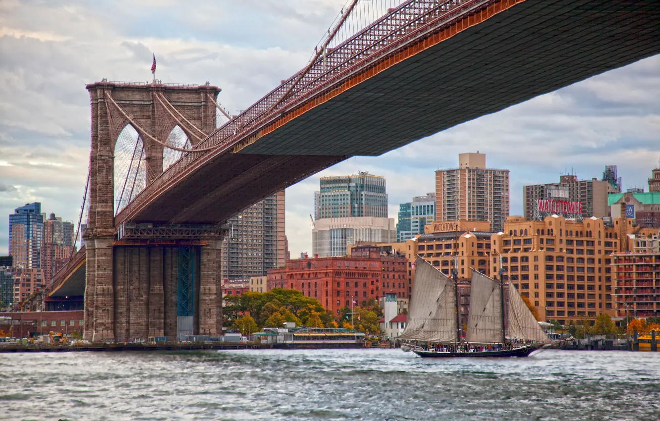 Фото обои мост, пролив, здания, парусник, Нью-Йорк, Бруклинский мост, Манхэттен, Manhattan