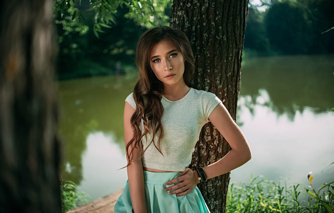 Фото обои взгляд, вода, девушка, деревья, поза, юбка, причёска, Саша Руских