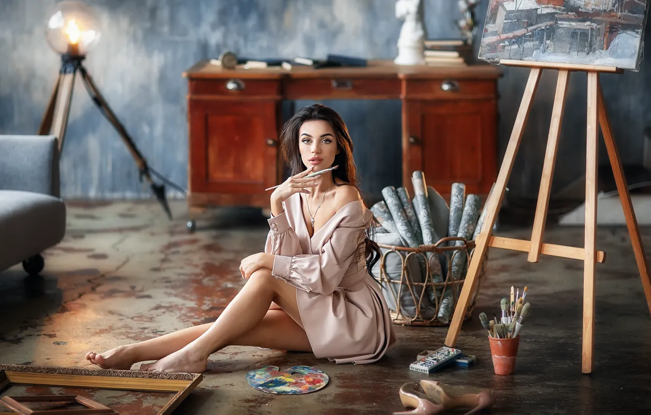 Фото обои девушка, стол, краски, картина, босиком, платье, брюнетка, мастерская