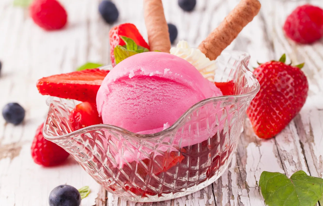 Фото обои ягоды, стол, черника, клубника, розовое, мороженое, крем, десерт