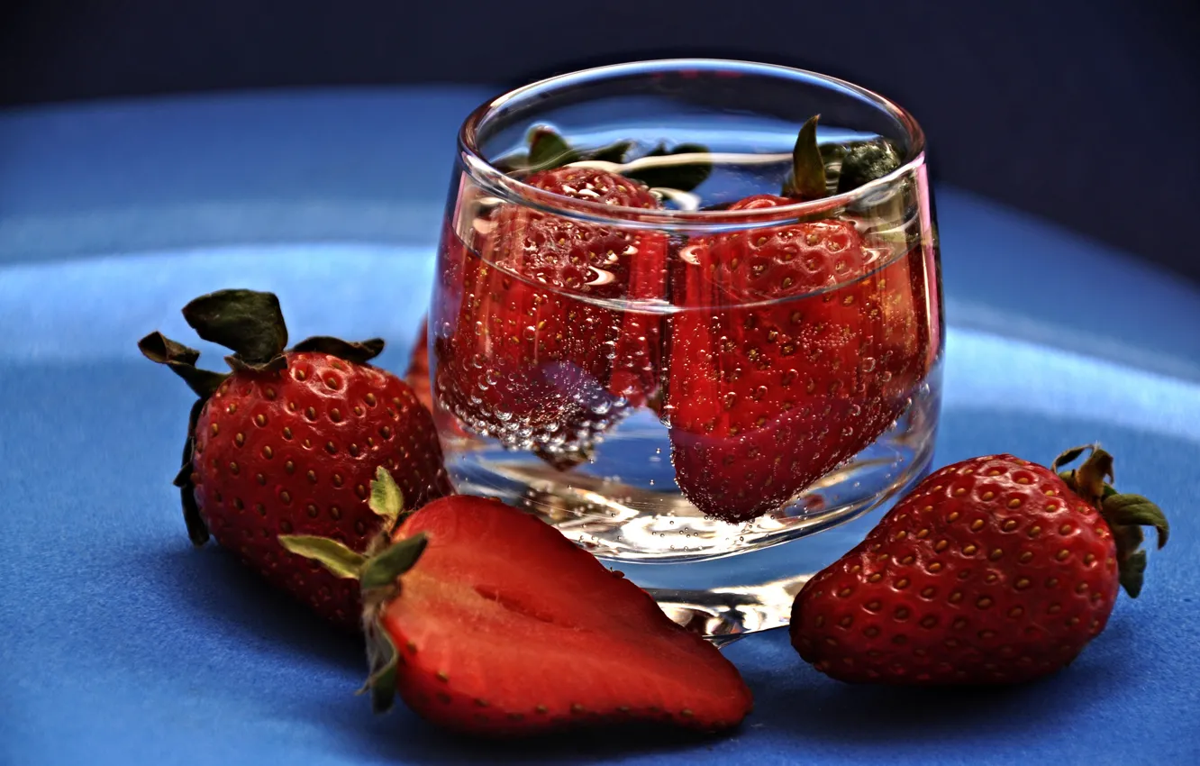 Фото обои вода, земляника, клубника, ягода, рюмка