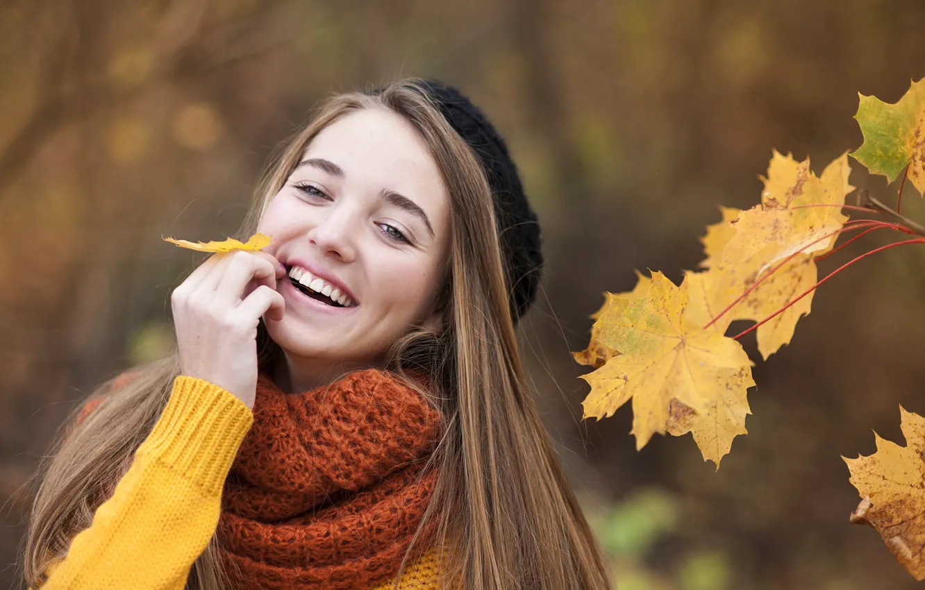 Фото обои осень, листья, девушка, улыбка, настроение, ветка, шарф, клён